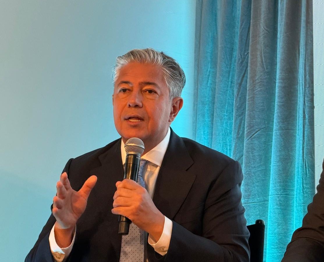 Rolo_Figueroa's tweet photo. CREEMOS EN UNA ARGENTINA PRODUCTIVA

En la #ArgentinaWeek en Estados Unidos, compartimos miradas sobre el contexto actual de la economía argentina con @LuisCaputoAR, @HoracioMarin_ok y los gobernadores de las provincias que nos acompañaron. Durante el evento, participamos ante empresarios y fondos de inversión en una serie de paneles organizados en el Consulado Argentino en Nueva York.

Estamos aquí principalmente porque creemos en una Argentina productiva y nos comprometemos a colaborar en todo lo necesario para que el país cambie y vuelva a ponerse de pie. Más allá de cualquier diferencia política, estamos convencidos de que todos queremos que la Argentina salga adelante, y haremos todo lo posible para lograrlo.