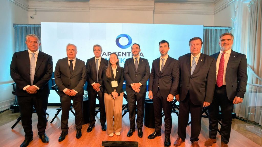 Rolo_Figueroa's tweet photo. CREEMOS EN UNA ARGENTINA PRODUCTIVA

En la #ArgentinaWeek en Estados Unidos, compartimos miradas sobre el contexto actual de la economía argentina con @LuisCaputoAR, @HoracioMarin_ok y los gobernadores de las provincias que nos acompañaron. Durante el evento, participamos ante empresarios y fondos de inversión en una serie de paneles organizados en el Consulado Argentino en Nueva York.

Estamos aquí principalmente porque creemos en una Argentina productiva y nos comprometemos a colaborar en todo lo necesario para que el país cambie y vuelva a ponerse de pie. Más allá de cualquier diferencia política, estamos convencidos de que todos queremos que la Argentina salga adelante, y haremos todo lo posible para lograrlo.