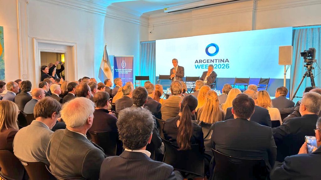 Rolo_Figueroa's tweet photo. CREEMOS EN UNA ARGENTINA PRODUCTIVA

En la #ArgentinaWeek en Estados Unidos, compartimos miradas sobre el contexto actual de la economía argentina con @LuisCaputoAR, @HoracioMarin_ok y los gobernadores de las provincias que nos acompañaron. Durante el evento, participamos ante empresarios y fondos de inversión en una serie de paneles organizados en el Consulado Argentino en Nueva York.

Estamos aquí principalmente porque creemos en una Argentina productiva y nos comprometemos a colaborar en todo lo necesario para que el país cambie y vuelva a ponerse de pie. Más allá de cualquier diferencia política, estamos convencidos de que todos queremos que la Argentina salga adelante, y haremos todo lo posible para lograrlo.