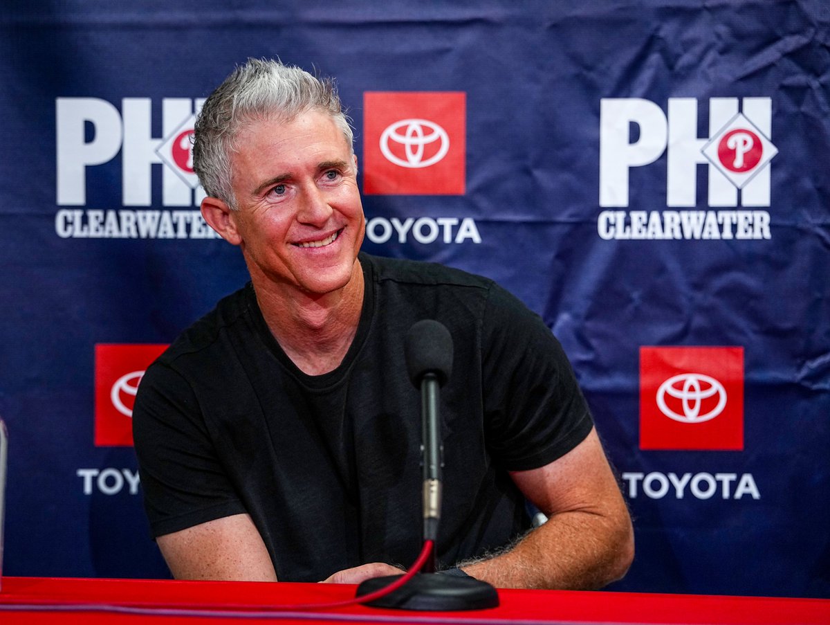 Phillies's tweet photo. The Man 🤝 The Wall https://t.co/t0z4k4dczQ