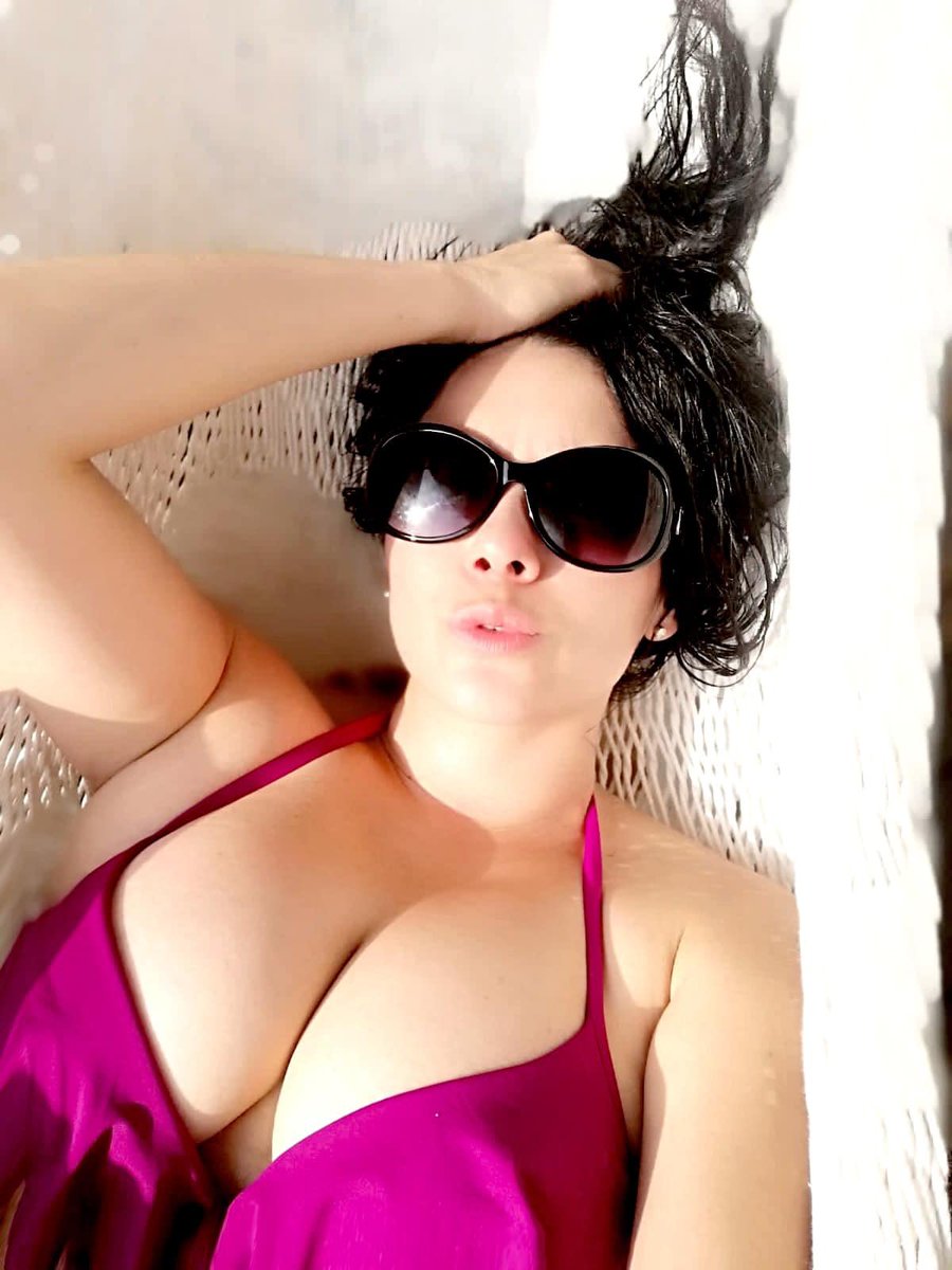 SUGEYABREGO's tweet photo. ¿Ustedes creen que la verdadera belleza de una mujer se puede observar cuando ha pasado el día en la playa? 😜🔥
Jueves de #TBT https://t.co/zh1v3BQaZF
#LluviaDeBesos chiquitines 💋 https://t.co/3My74ZR7cZ