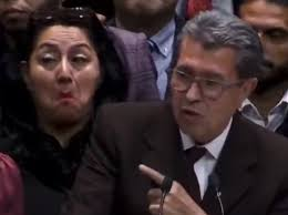 La diputada Damaris Santiago, usando unos lentes Gucci de 10 mil pesos, con una gorra Swarovski. <a href="/damarissantiag/">damaris santiago</a> quien es oriunda de Portland, Oregon y diputada por Michoacán, es la misma diputada que hizo muecas ayer...