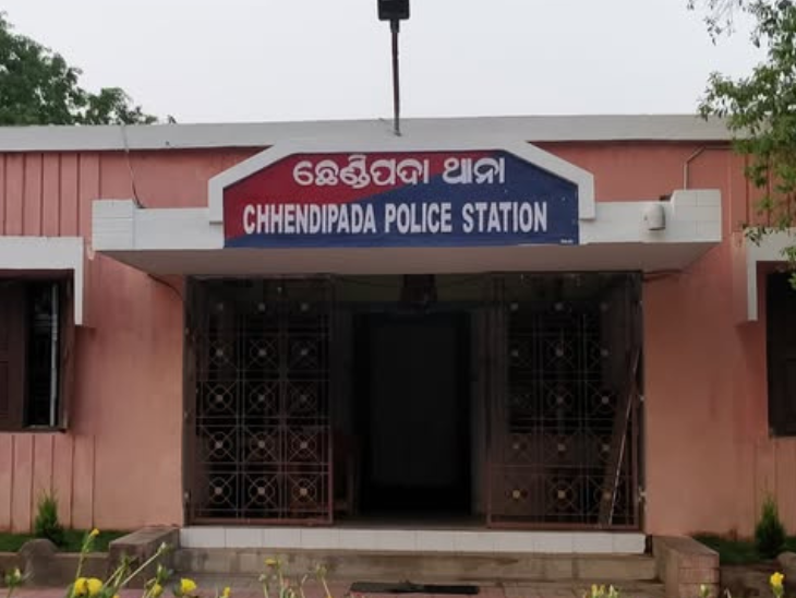 DharitriLive1's tweet photo. -ଅନୁଗୁଳ ଛେଣ୍ଡିପଦା ଥାନା ଭାଗଲାକଟା ଗାଁରେ ବାହାଘର ପାଲଟିଲା ରଣକ୍ଷେତ୍ର 
-ବରଯାତ୍ରୀ ଓ ଗାଁ ଲୋକଙ୍କ ଝଗଡ଼ାରେ ୧୧ ଜଣ ଆହତ
-ବରଯାତ୍ରୀଙ୍କୁ ଗାଁ ଲୋକ ଅଟକ ରଖିଥିବା ବେଳେ ବୁଝାଶୁଝା କରୁଛି ପୋଲିସ
-ସମସ୍ତ ଆହତ କୋଶଳା ଗୋଷ୍ଠୀ ସ୍ୱାସ୍ଥ୍ୟ କେନ୍ଦ୍ରରେ ଭର୍ତ୍ତି

#Angul #Chhendipada #Barajatri #Clash #Odisha #Dharitri

📲 Follow Dharitri – Odisha’s No.1 Odia Daily 📰✨
