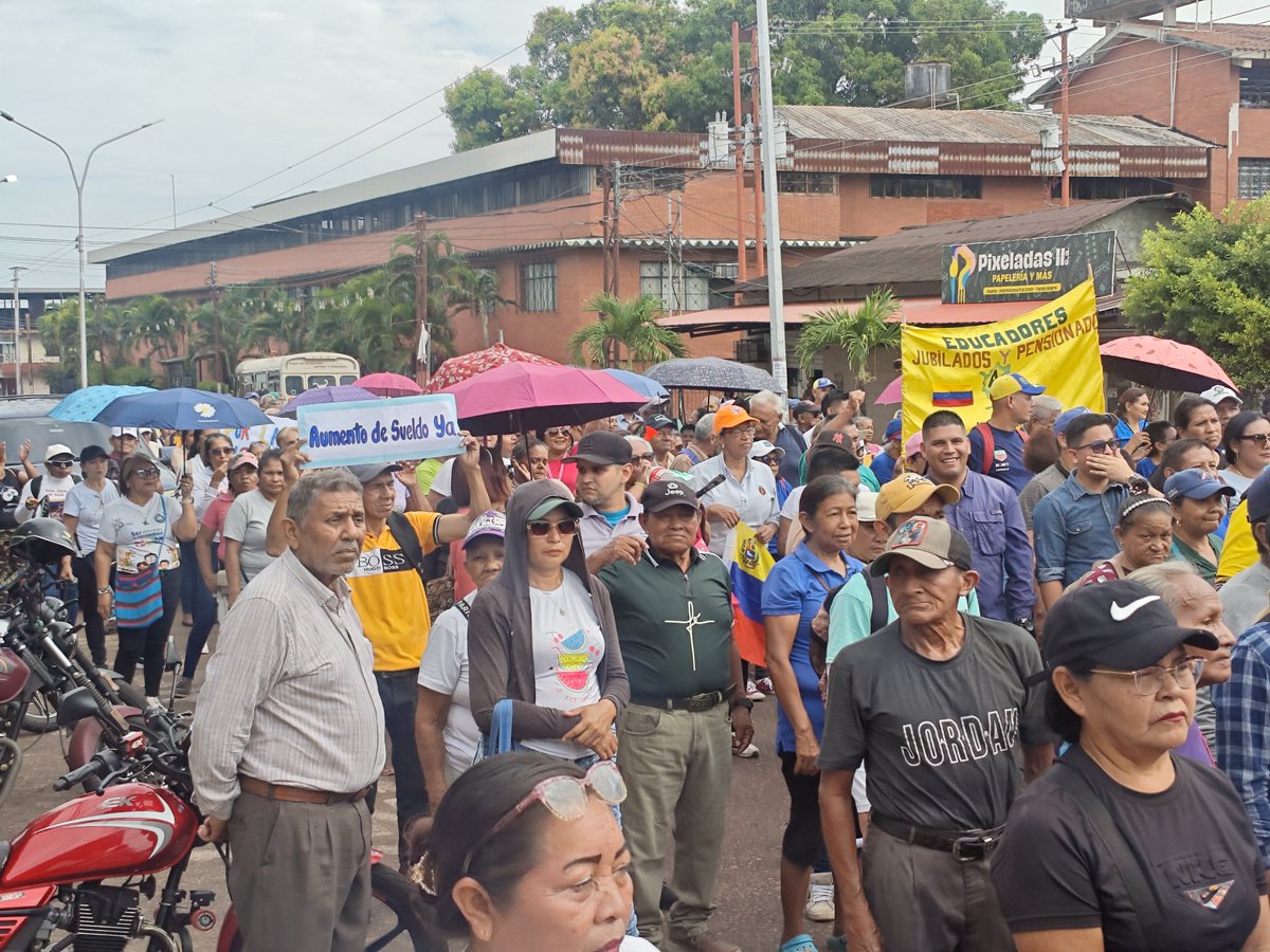 #Amazonas #12Marzo Sindicatos y gremios se movilizaron hoy en Puerto Ayacucho exigiendo mejoras al salario de los trabajadores.

La caminata se sumó a una iniciativa replicada a nivel nacional por las centrales de trabajadores, quienes piden el aumento del sueldo mínimo.