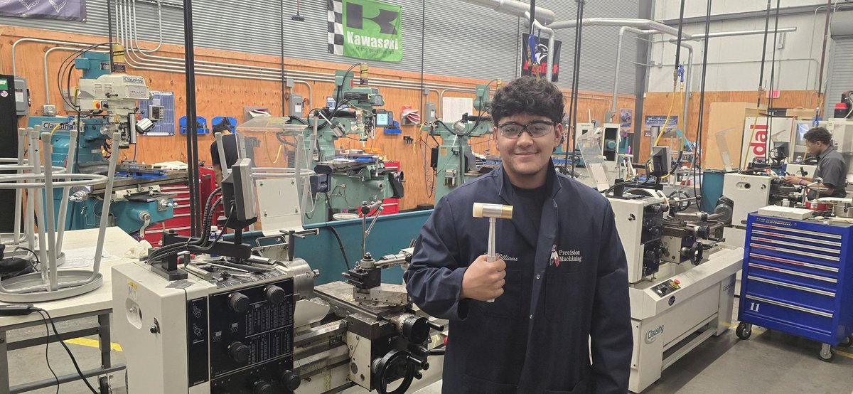 MrDubs_PM_andW's tweet photo. 1st 2 Hammers of the year! 
Sophomore Robert Garcia &amp; Senior Josiah Zbytovsky in PM&amp;M 1 each did a great design &amp; execution!

#weisnercenter #precisionmachining #mathatwork #makestuffwithyourhands 

@sd129 @WestAuroraHS @WASkillsUSA https://t.co/01OQGWX565