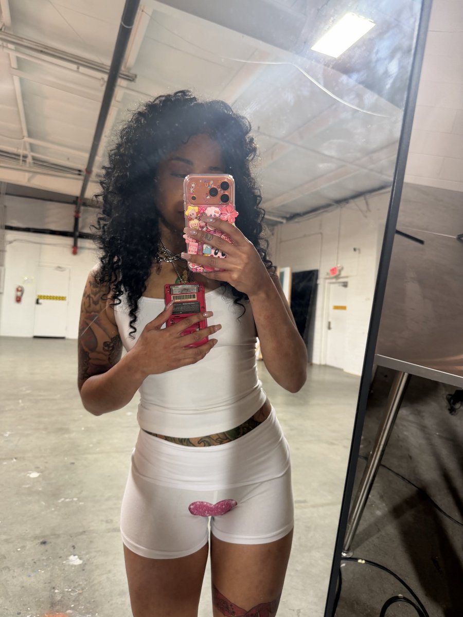 tiafreakyass tweet media