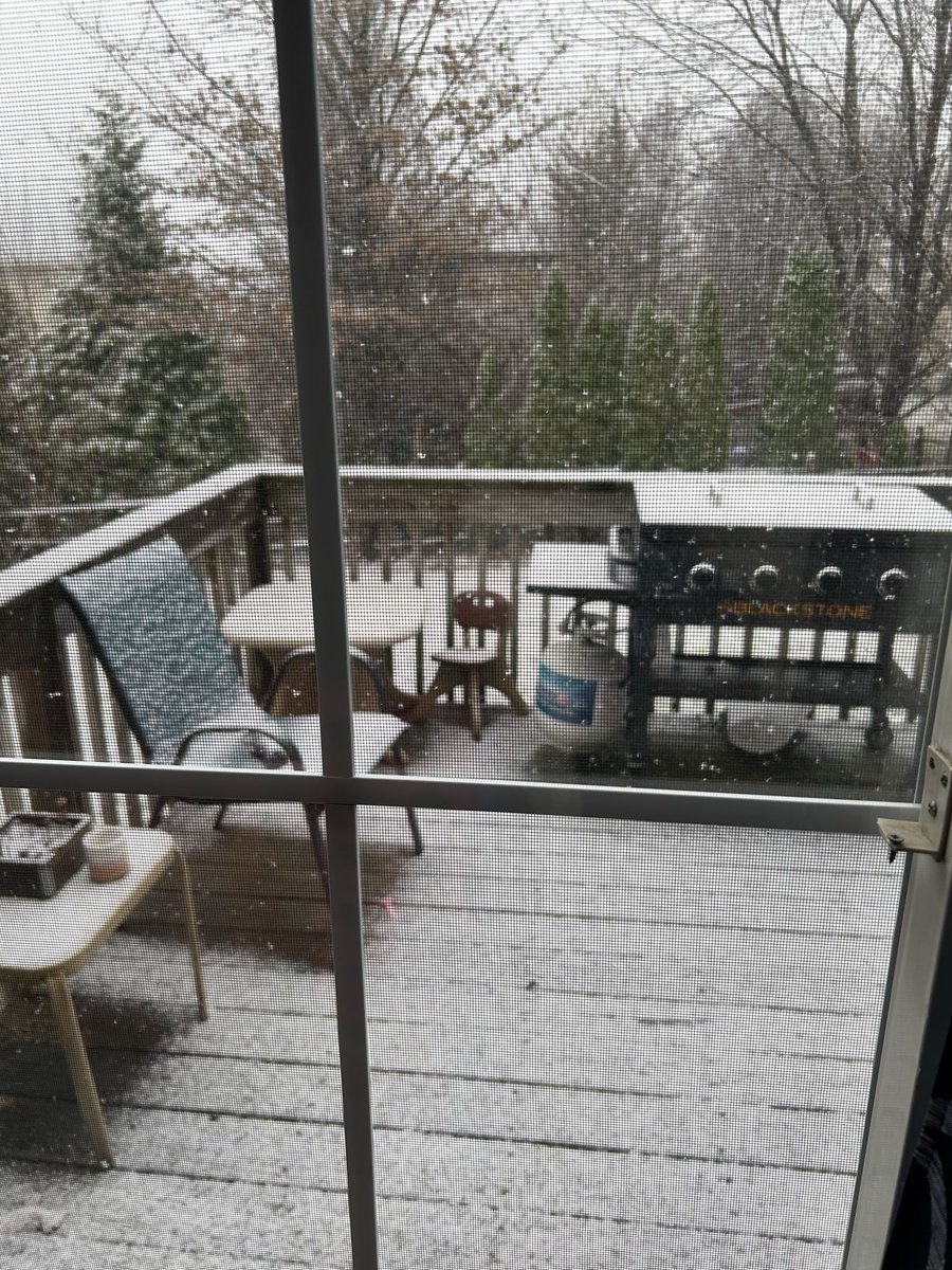 standinNsmilin's tweet image. Yesterday and Tuesday we were in t-shirts, no jackets. Boss in shorts. Today??? Effing snow!!! Just started coming down heavier. 😭😭❄️ #goaway #snowmigraine #bringspring