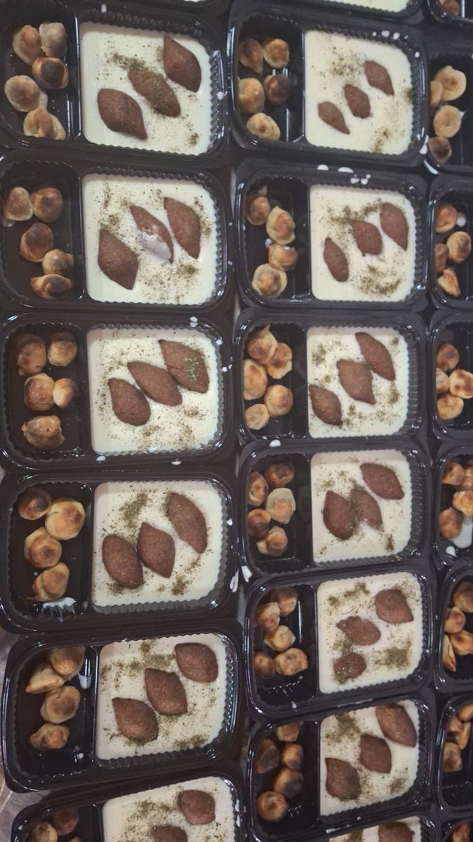 توزع اليوم على الاهل النازحين:
- ٩٠ وجبة كبة بلبن
- ٦٠ وجبة رز عدجاح
- ٦٠ ساندوشي برغر
التوزيع اغلبه عم يتوزع للناس الفقراء الموجودة بعدها عالشارع و العائلات المع دومة مادياً، الي حابب بيقدر يساعدنا بالنشر او مادياً او عينياً يتواصل معي