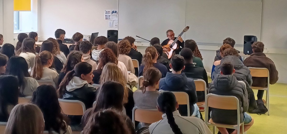 AmiralBrest's tweet photo. Nos élèves de 2nde et 1ère section internationale Espagnole, ainsi que nos 2nde euro espagnol ont eu le privilège d'assister à une conférence-spectacle de Rafael Lloyd Iglesias, guitariste, compositeur, professeur d'université, qui leur a présenté en musique le  flamenco https://t.co/sk1ZmUvebM