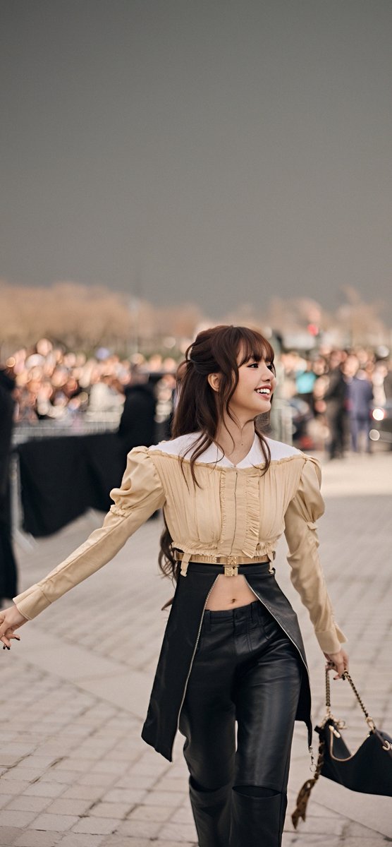 lalisalocks's tweet photo. #LISA wallpapers [LLOUD update/Extras] 

LISA LOUIS VUITTON FW26 #LALISA #리사 #ลิซ่า @wearelloud #LLOUD @BLACKPINK #BLACKPINK https://t.co/SsPTrU0JCw