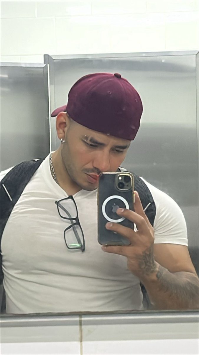 🎁Heyyy guys, handsome ones! Hope you have an incredible Thursday... Kisses😘😘