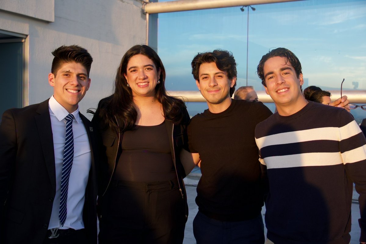 Me dio mucho gusto acompañar la toma de protesta del VII Consejo Directivo del Colectivo de Ingenieros Jóvenes de Jalisco. ✨
Las y los jóvenes seguimos demostrando que tenemos talento, visión y compromiso para impulsar el futuro de Jalisco. 💪🏼