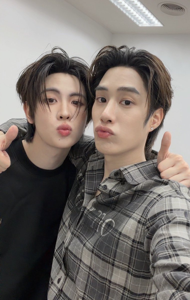 วันนี้เติ้ลขอขอบคุณกำลังใจจากทุกคนมากๆเลยนะครับ ทั้งทีมที่มาหาหน้างานรวมถึงหน้าจอ รวมถึงพลังที่ส่งกันเข้ามาให้กับรางวัลที่เราเข้าชิง จริงๆเติ้ลอยากจะบอกว่าเติ้ลเห็นตลอด เห็นความทุ่มเทของทุกคนเสมอ เติ้ลอยากให้ทุกคนภูมิใจในตัวเองมากๆน้า เติ้ลกับน้องภูมิใจในตัวทุกคนมากๆเลยนะครับ