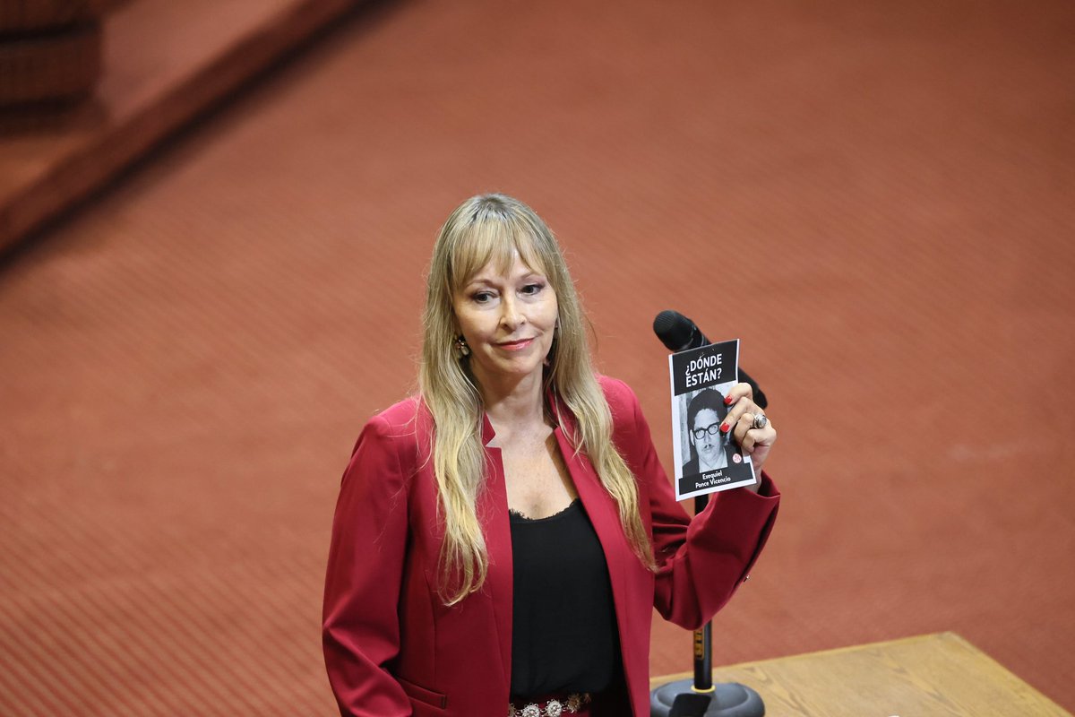 AnaMariaGazmuri's tweet photo. Está circulando una fake news sobre una supuesta intervención mía en la que habría hecho un homenaje a un ayatolá.

Quiero ser categórica: eso es completamente falso.
La imagen que difunden corresponde a mi juramento parlamentario en el día de ayer  y ha sido maliciosamente intervenida.

La fotografía original alude a Exequiel Ponce Vicencio, dirigente socialista y detenido desaparecido desde 1975. Utilizar la memoria de las víctimas para instalar desinformación es una falta de respeto inaceptable. La imagen original que les comparto, fue publicada ayer en el Flickr oficial de la Cámara de Diputadas y Diputadlos.

Lamentablemente, esta falsedad vuelve a ser difundida por la cuenta Neuroc, que no es primera vez que recurre a este tipo de montajes.

La verdad importa. La memoria también.
#MemoriaVerdadYJusticia