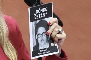 AnaMariaGazmuri's tweet photo. Está circulando una fake news sobre una supuesta intervención mía en la que habría hecho un homenaje a un ayatolá.

Quiero ser categórica: eso es completamente falso.
La imagen que difunden corresponde a mi juramento parlamentario en el día de ayer  y ha sido maliciosamente intervenida.

La fotografía original alude a Exequiel Ponce Vicencio, dirigente socialista y detenido desaparecido desde 1975. Utilizar la memoria de las víctimas para instalar desinformación es una falta de respeto inaceptable. La imagen original que les comparto, fue publicada ayer en el Flickr oficial de la Cámara de Diputadas y Diputadlos.

Lamentablemente, esta falsedad vuelve a ser difundida por la cuenta Neuroc, que no es primera vez que recurre a este tipo de montajes.

La verdad importa. La memoria también.
#MemoriaVerdadYJusticia