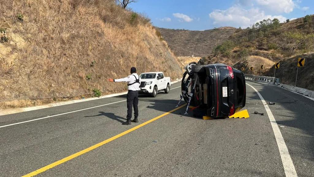 Volcadura de vehículo en la  carretera Barranca Larga - Ventanilla. 3 Lesionados. #Precaución #Oaxaca