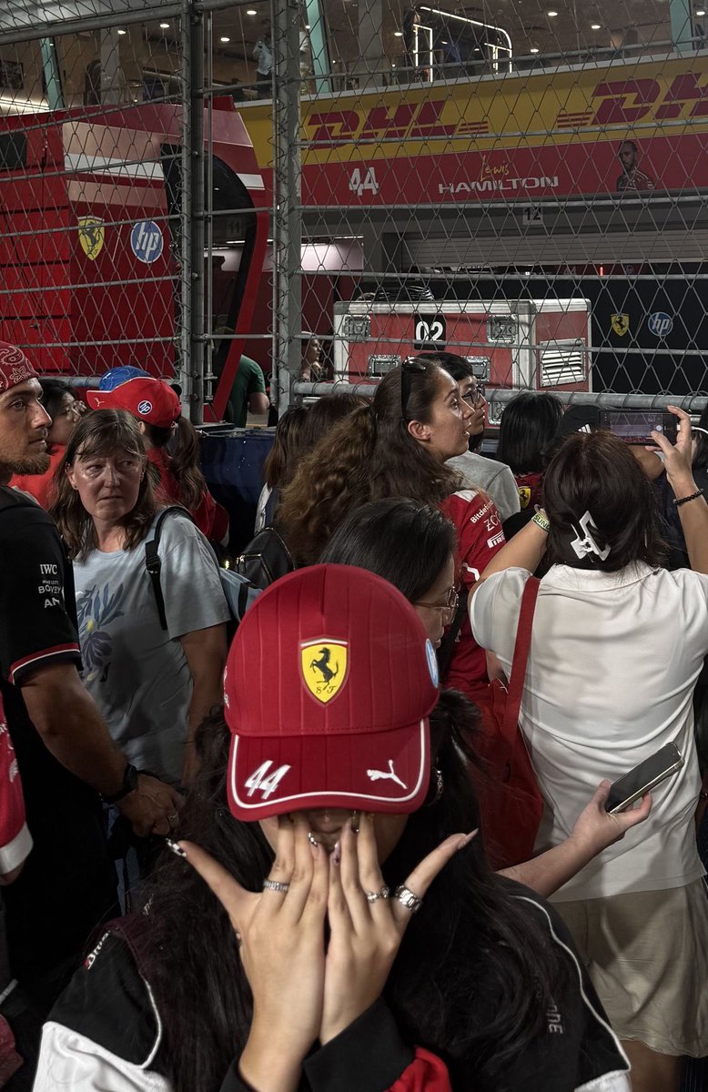 Diorgirlx's tweet photo. hot girls love Ferarri https://t.co/87GgWB1zfz