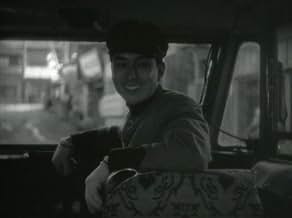 『有りがたうさん』道を譲ってくれた人に｢ありがとう｣と言うために有りがたうさんと呼ばれるバス運転手、上原謙と乗客達の交流を描く。髭の男に煙草を吹きかけ、乗客達に酒を勧める気っぷのいい桑野通子の魅力が炸裂する。物語性を排したスケッチ風の描写が、ロードムービーと見事にマッチしている