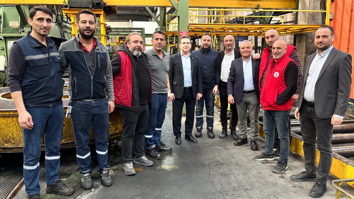 BirlesikMetal's tweet photo. 🔴 Merkez ve şube yöneticilerimiz, örgütlü olduğumuz işyerlerini ziyaret ederek üyelerimizle buluşmaya ve bayramlaşmaya devam ediyor.

📌Sendikamızın Genel Başkanı Özkan Atar ve Genel Örgütlenme Sekreteri Fehmi Elmacı, Gebze 1 Nolu Şubemizin yöneticileriyle birlikte #Sarkuysan işyerinden üyelerimizi tezgahları başında ziyaret etti.

🍬Ziyaretin ardından şirketin düzenlediği iftar organizasyonuna katılan Genel Başkan ve yöneticilerimiz, üyelerimizin yaklaşan bayramını kutladı. 

💬Genel Başkanımız, iftarda yaptığı konuşmada İran’da ve Ortadoğu’da yaşananlara dikkat çekerek, bu emperyalist saldırıların bir önce son bulması gerektiğini vurguladı; bayramın tüm halklara barış, sağlık ve huzur getirmesi temennisinde bulundu.