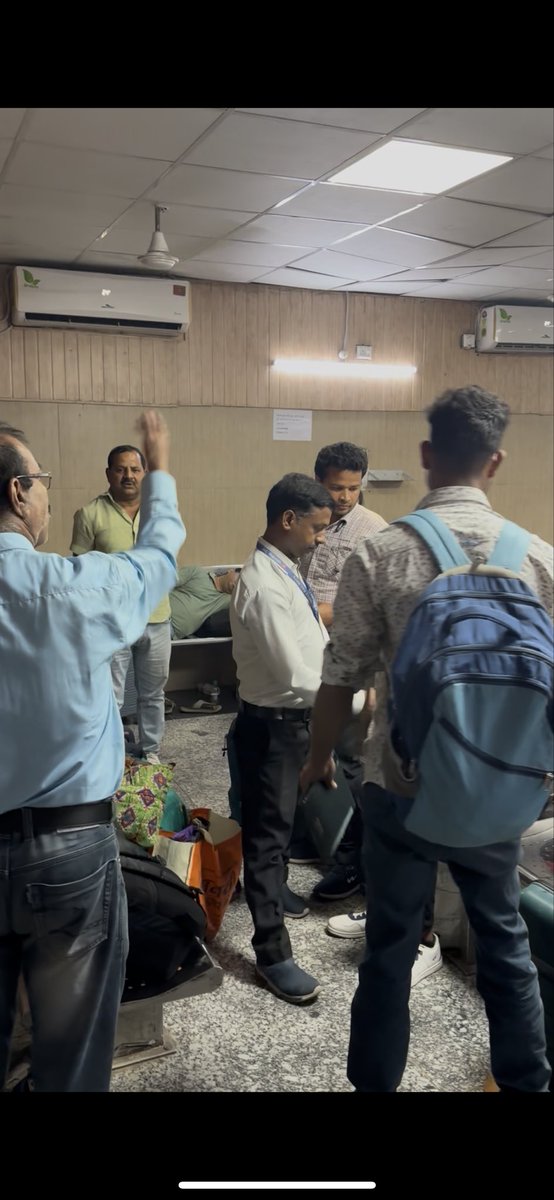 g0yall's tweet photo. Extremely disappointed with the experience at @RailwaySeva and @IRCTCofficial today at @nerailwaygkp Gorakhpur railway station. 

Train GKP ANVT Express was first delayed by 2 hours and then again delayed by another 2 hours, even though the train originates from Gorakhpur itself. https://t.co/CxvLKsFE7a