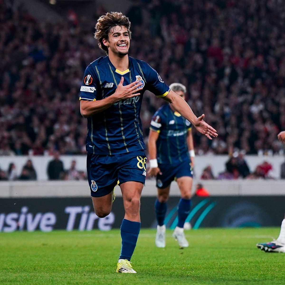 FCPorto's tweet photo. 𝑶𝒖𝒓 𝑫𝒊𝒂𝒎𝒐𝒏𝒅 💎

#VFBFCP https://t.co/rRejZuailT