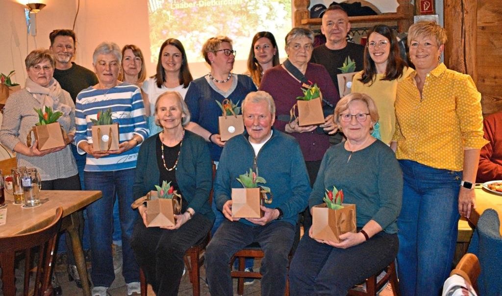 OGV-Mitglieder (Laaber-Dietkirchen) sind gefordert
Auch die Gartenabschlussfeier in Lauterhofen, bei der Mitglieder des Vereins für den zweiten und dritten Platz ausgezeichnet wurden, bot eine gute Gelegenheit zum Austausch unter Gartenfreunden
mittelbayerische.de/lokales/landkr…