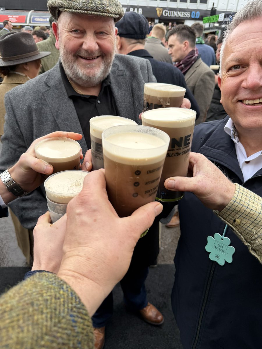 scottbarsport's tweet photo. Cheltenham never disappoints ☘️
#CheltenhamFestival #StPatricksThursday
#TheCraic https://t.co/XPKLhZPX3B