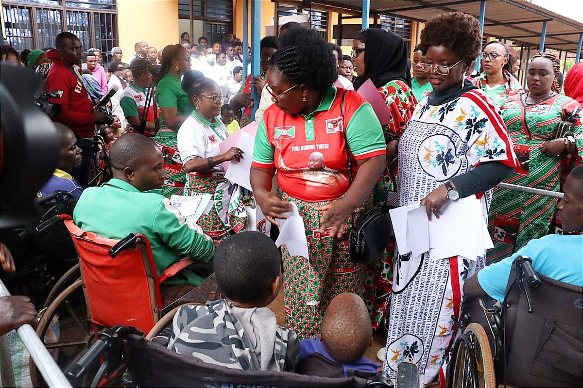 LeRenouveauBdi's tweet image. Dans le cadre de la célébration d'#Umukenyererarugamba day, la Ligue des femmes du @CnddFdd a posé un geste d'amour, ce jeudi 12 mars 2026,  en payant la facture d'environ 10 millions de FBu à 14 personnes au #CNAR de #Gitega qui avaient manqué les frais d'hospitalisation.