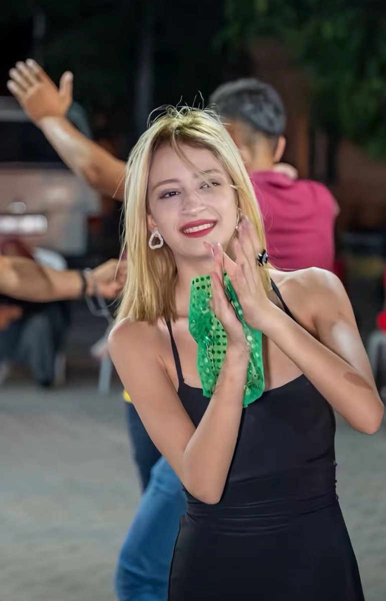 Hiranur Aygar 😪 Paylaşırmısınız?
16 yaşındayken 31 Ağustos'ta 3 şahıs tarafından alnından vurularak katledildi. Kızımı katlettikten sonra bir yere bıraktılar saatler sonra kızımı hastaneye götürdüler.
-intihar dediler 
-Şaka yaparken oldu dediler 
Katiller aileyi sürekli tehdit