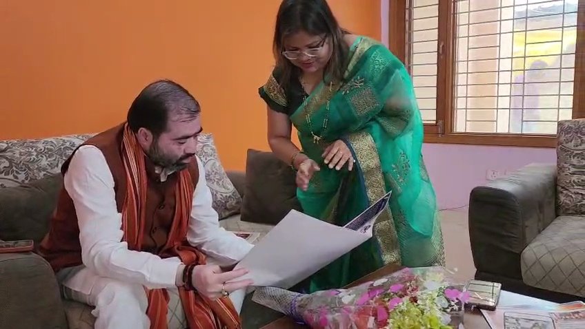 माननीय श्री सतीश चंद्र शर्मा जी,राज्य मंत्री (खाद्य एवं रसद व नागरिक आपूर्ति) उ0प्र0 सरकार को विद्यालय की पत्रिका ‘बनवा की उड़ान’ भेंट करने का सौभाग्य प्राप्त हुआ
माननीय मंत्री जी ने विद्यालय के शैक्षिक कार्यों की सराहना की
आपका विद्यालय परिवार की ओर से हार्दिक आभार
<a href="/DM_Barabanki/">District Magistrate, Barabanki (Official)</a>