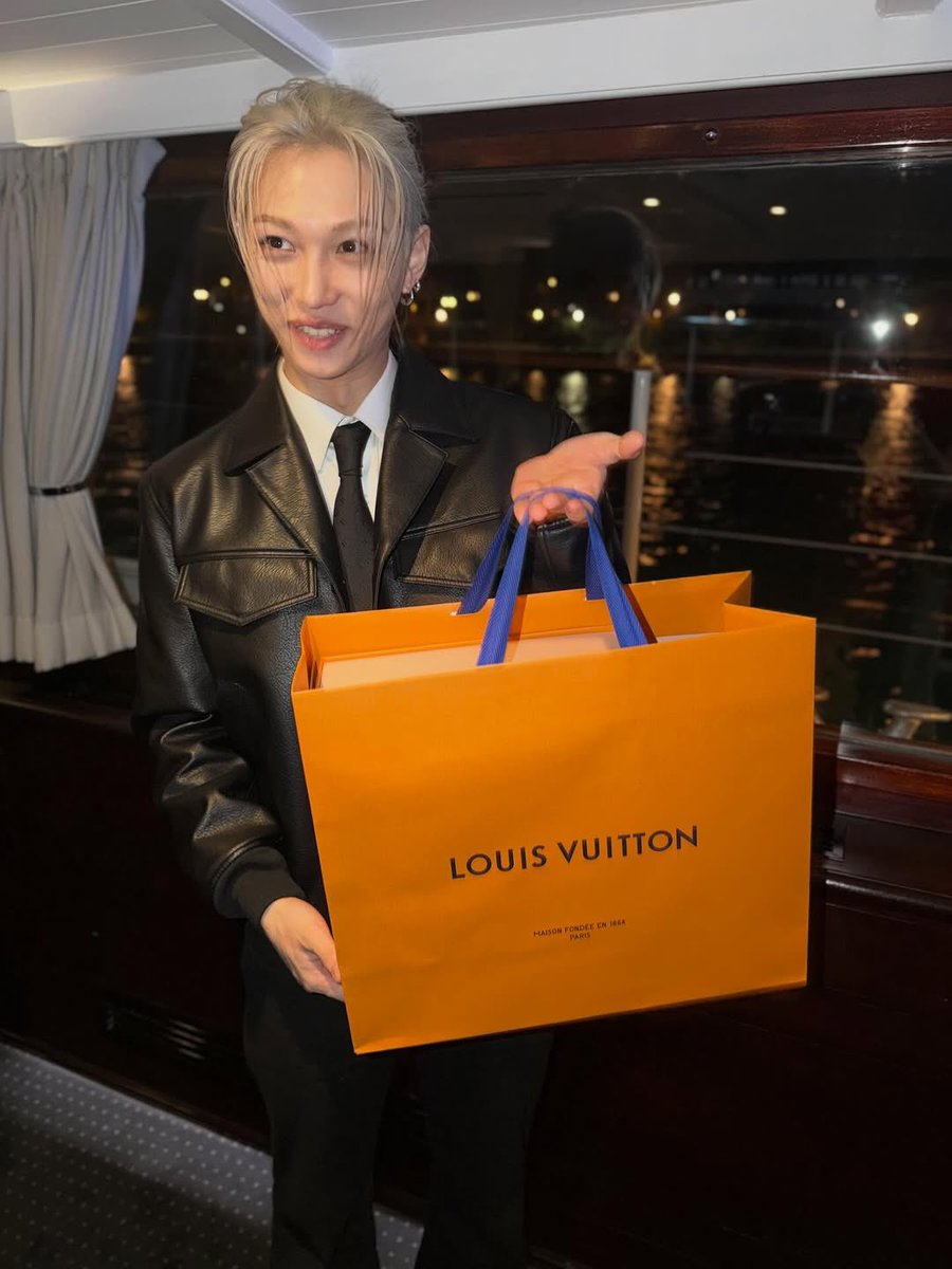 FLXCentral's tweet photo. 📸 Renowned celebrity stylist Jamie Mizrahi shared a photo of #FELIX at the LV dinner 

LV fam🧡

#FELIXxLVFW26 https://t.co/8hNbSygKiQ
