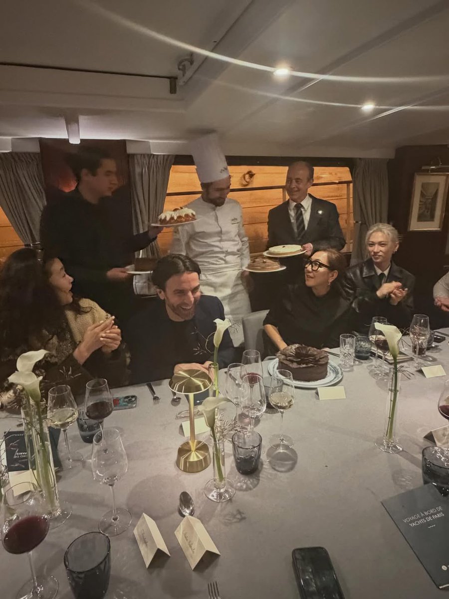 FLXCentral's tweet photo. 📸 Renowned celebrity stylist Jamie Mizrahi shared a photo of #FELIX at the LV dinner 

LV fam🧡

#FELIXxLVFW26 https://t.co/8hNbSygKiQ