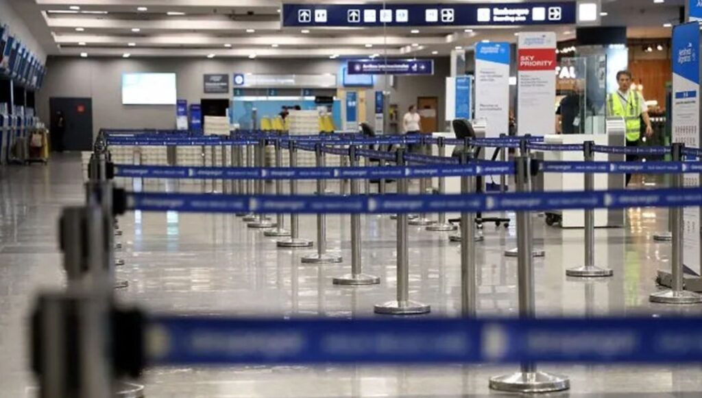 GSindical's tweet image. 🔵 #ATE • Paros parciales en aeropuertos del país ✈️

ATE anunció 10 paros entre el 18 y el 24 de marzo por reclamos salariales.

⏰ Horarios: 9–12 y 17–20

📲 Mirá cuándo paran y cómo puede afectar los vuelos 👇

goo.su/TGG3

#Aeropuertos #Paro #Vuelos #Argentina