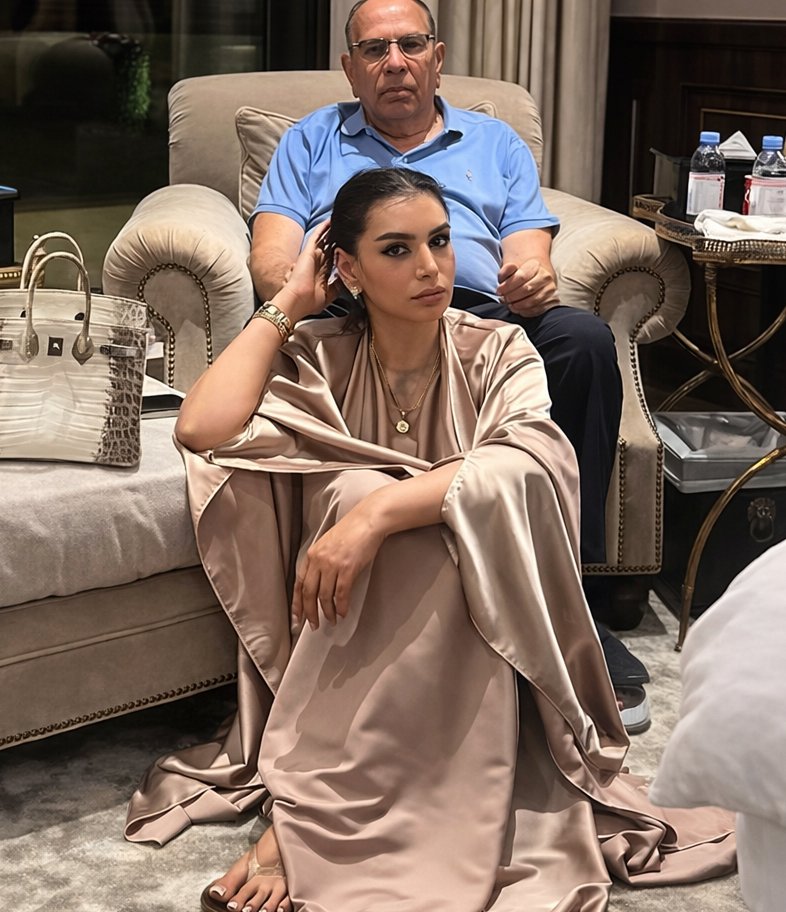 ShowbizAndNewz's tweet image. #MalikRiaz with her daughter #AasiaAmer ❤️