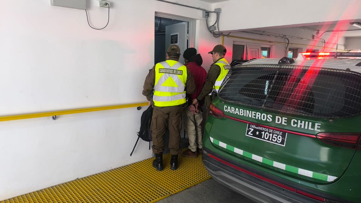 CarabMagallanes's tweet image. A raíz de diversos patrullajes y fiscalizaciones realizadas en el casco histórico de la ciudad de #PuntaArenas, @Carabdechile de la 5a Comisaría #COP #Magallanes detuvo a un hombre que mantenía una orden vigente por Lesiones menos graves.
#CarabinerosDelCentenario 
#OrdenyPatria