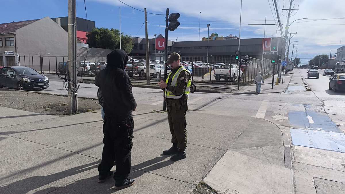 CarabMagallanes's tweet image. A raíz de diversos patrullajes y fiscalizaciones realizadas en el casco histórico de la ciudad de #PuntaArenas, @Carabdechile de la 5a Comisaría #COP #Magallanes detuvo a un hombre que mantenía una orden vigente por Lesiones menos graves.
#CarabinerosDelCentenario 
#OrdenyPatria