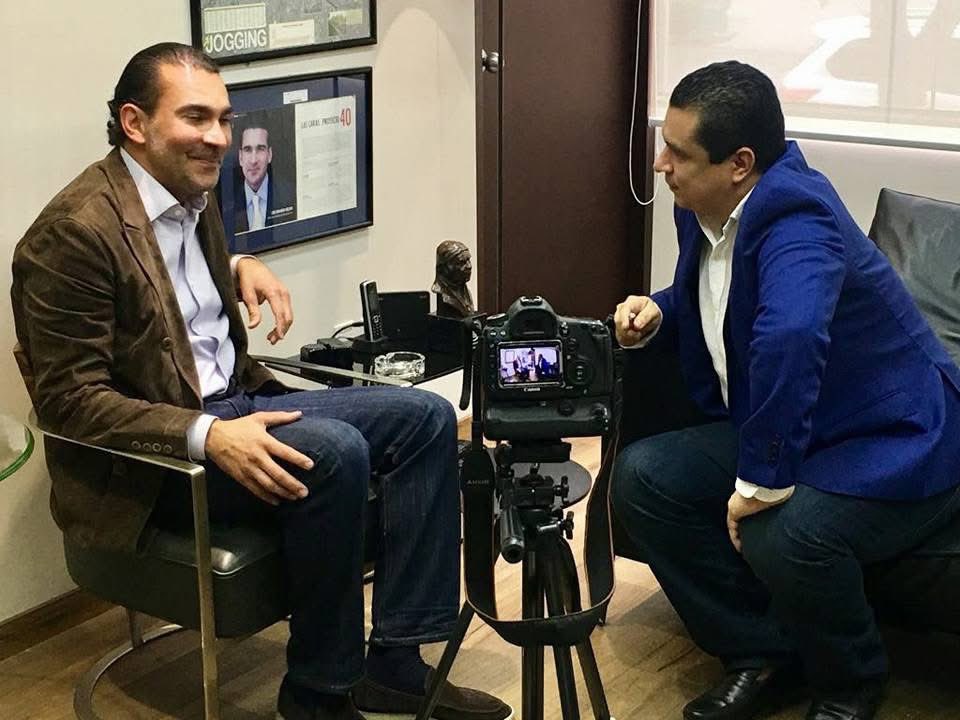 Hace NUEVE años( 2017), inicié el proyecto #DeFrenteCon . Fueron DIECISIETE episodios de esa PRIMERA temporada. Un día como hoy, en sus oficinas de la #Cdmx, el entonces presidente de la Fundación #Azteca <a href="/LAMelgar/">Luis Armando Melgar</a>, fue mi primer entrevistado. Con mi equipo de trabajo estamos en