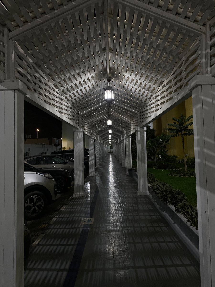 فيه شعور احس فيه احيانا اذا دخلت المستشفى
خاصة في مسجد المستشفى
انكسار الناس وحاجتهم لله احس فيه كنفه ورأفه تنزل من الله عليهم
شعور طمأنينة عجيب مين قد حس فيه