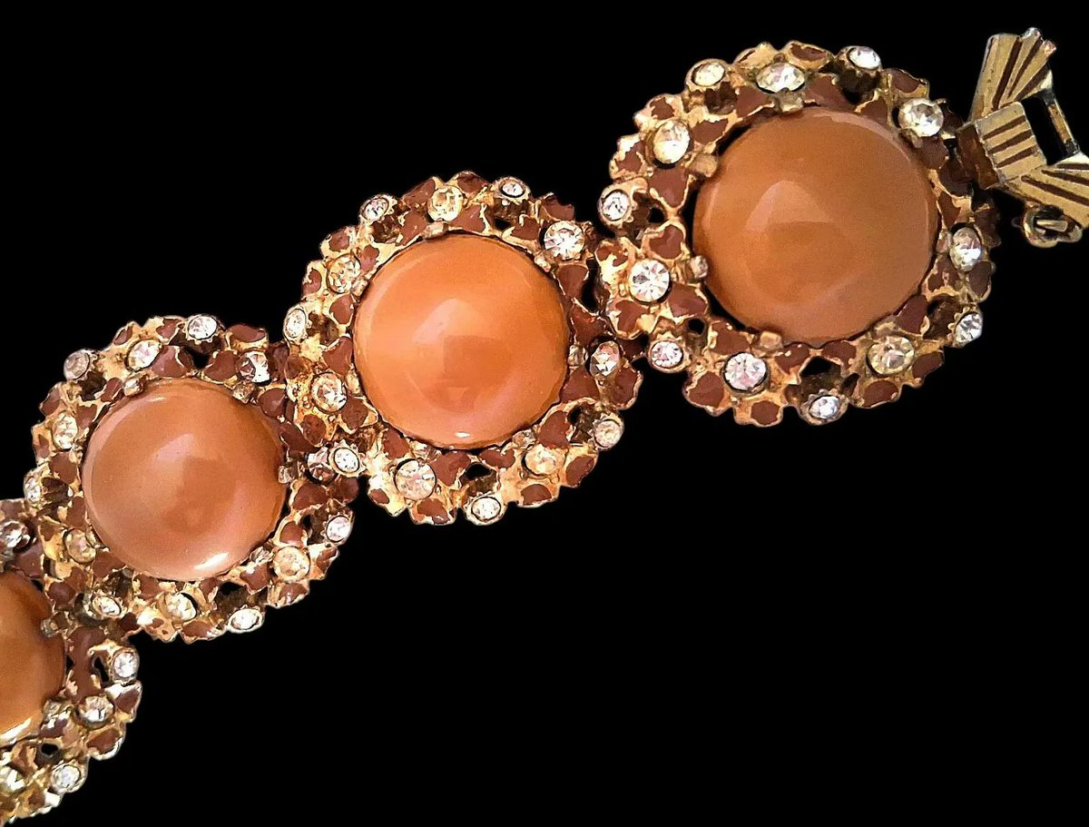 renaissancefai's tweet image. Vintage Kafin NYC Domed Peach/Caramel Glass Cabochon Bracelet w/Floral &amp;amp; Clear Rhinestones
etsy.com/listing/440137…?
#bracelet #vintage #KafinNYC #Kafin #cabochons #domed #peach #caramel #floral #clearrhinestones #collectible #midcentury #1950s #1960s #designer #signed #goldtone