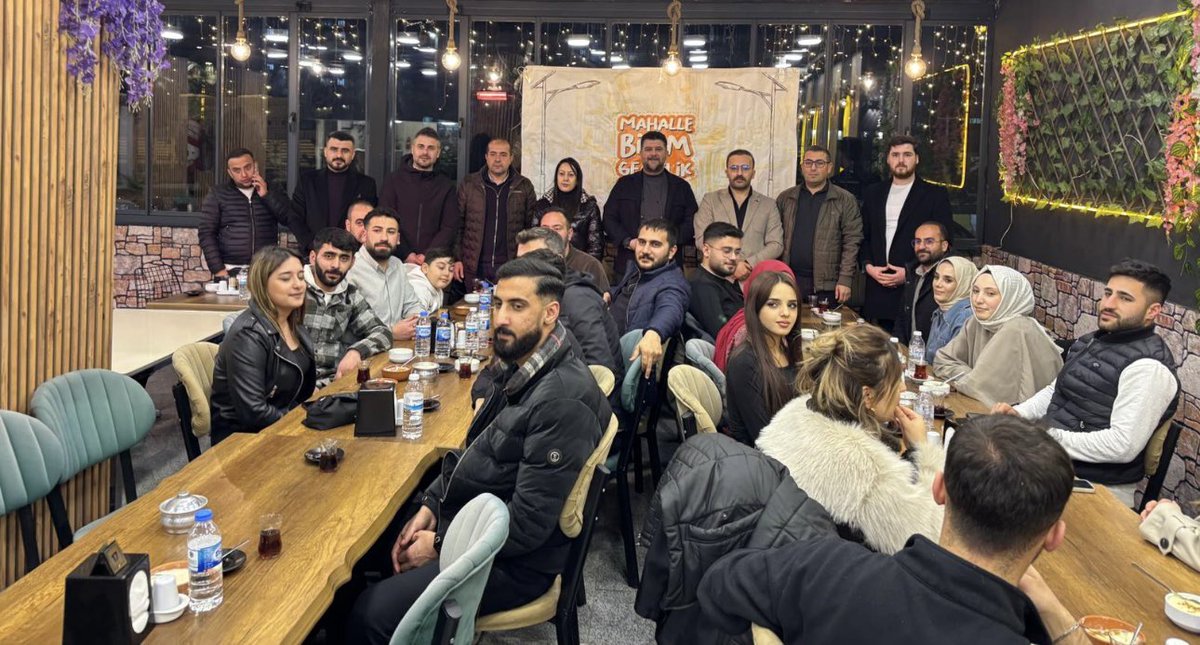 *
İftardan sonra gençlik kollarımızın tertiplediği çay sohbetine <a href="/Tugbaboydak_49/">Tuğba</a> <a href="/AvErdalSenturk/">Erdal Şentürk</a> <a href="/seyitmsen/">Seyit Muhammed Şen</a> <a href="/kenan_dinc28367/">Kenan Dinçer</a> <a href="/yusufmuyan/">Yusuf Muyan</a> Necdet Salkım ve genç kardeşlerimizle katılıp Muşumuzu ve Ak Partimizi konuştuk 😎💪