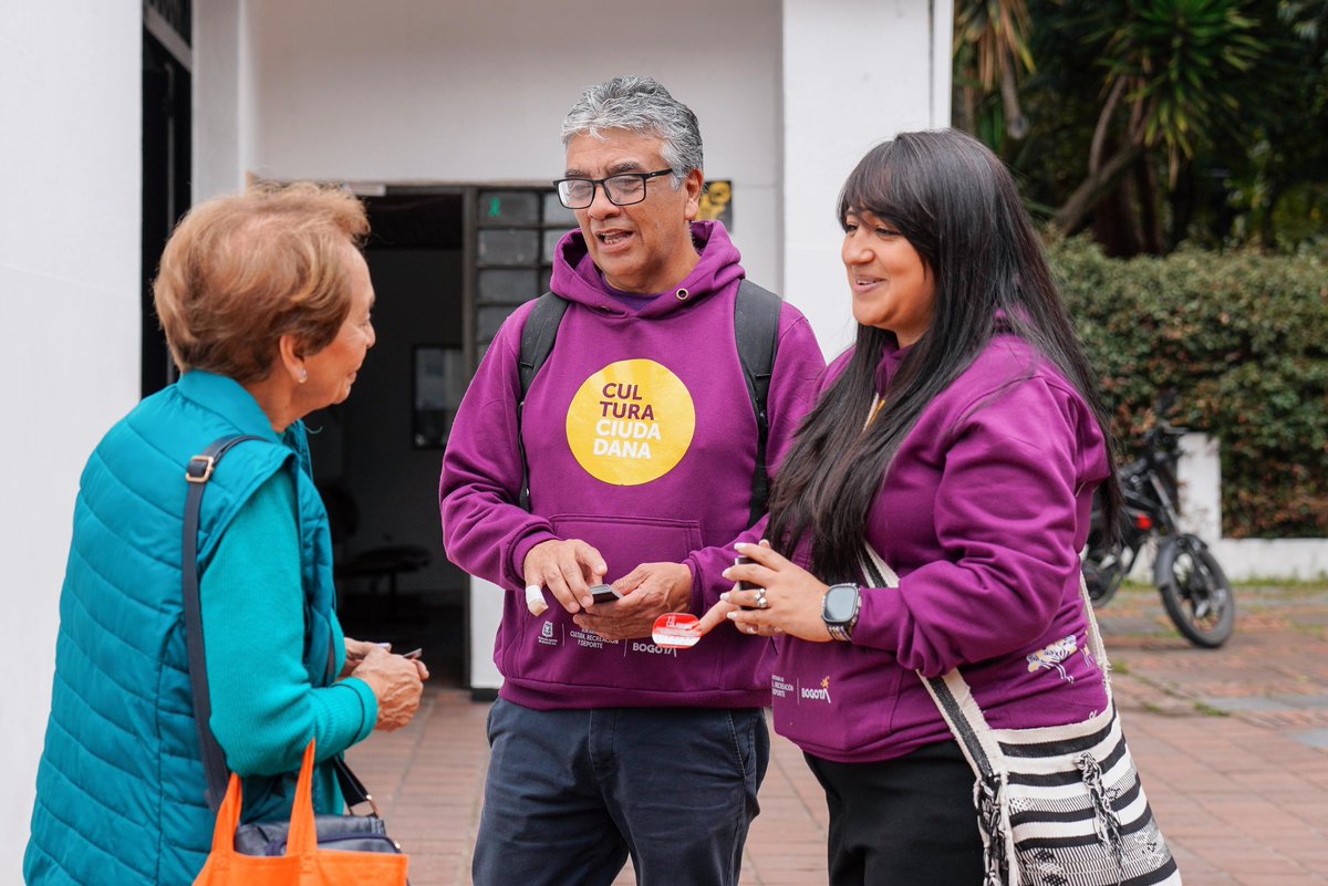 BogotaEsCivica's tweet image. Puerta por puerta dialogamos y le agradecimos a las y los habitantes del barrio La Castellana y La Macarena quienes sacan sus residuos en la hora y el día correspondiente para cuidar su barrio y la ciudad . 🏠

#SinExcusas 
#SinTiNoPasa