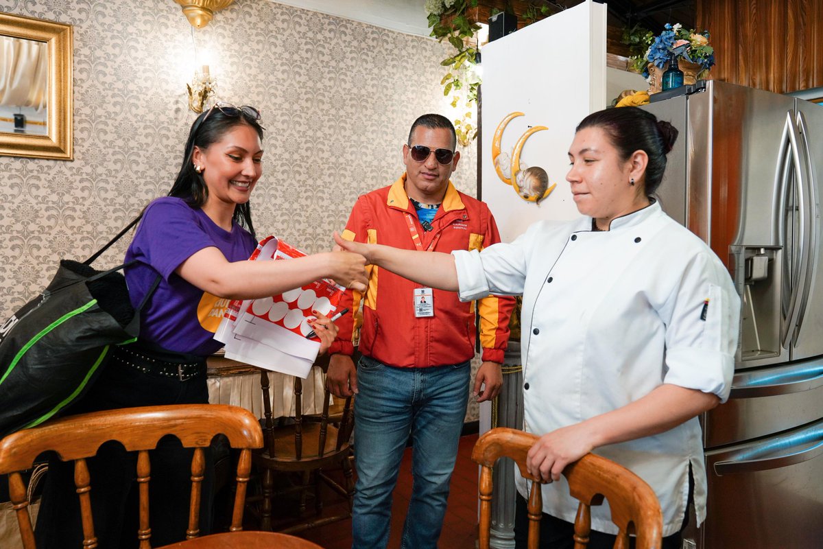 BogotaEsCivica's tweet image. Puerta por puerta dialogamos y le agradecimos a las y los habitantes del barrio La Castellana y La Macarena quienes sacan sus residuos en la hora y el día correspondiente para cuidar su barrio y la ciudad . 🏠

#SinExcusas 
#SinTiNoPasa