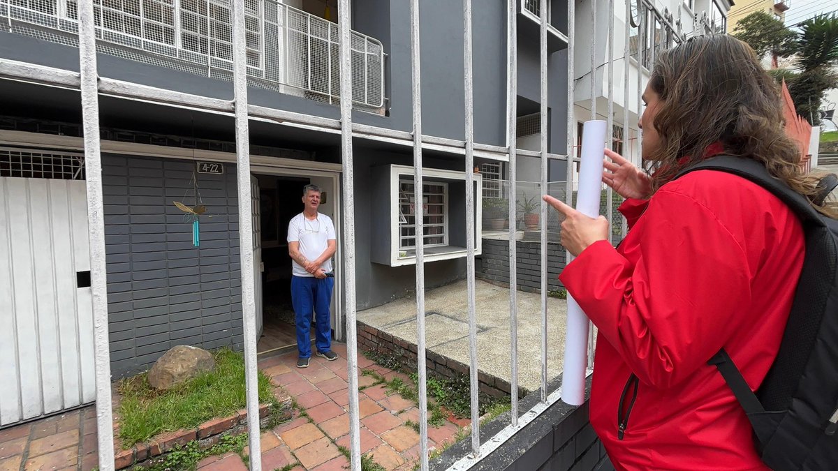BogotaEsCivica's tweet image. Puerta por puerta dialogamos y le agradecimos a las y los habitantes del barrio La Castellana y La Macarena quienes sacan sus residuos en la hora y el día correspondiente para cuidar su barrio y la ciudad . 🏠

#SinExcusas 
#SinTiNoPasa