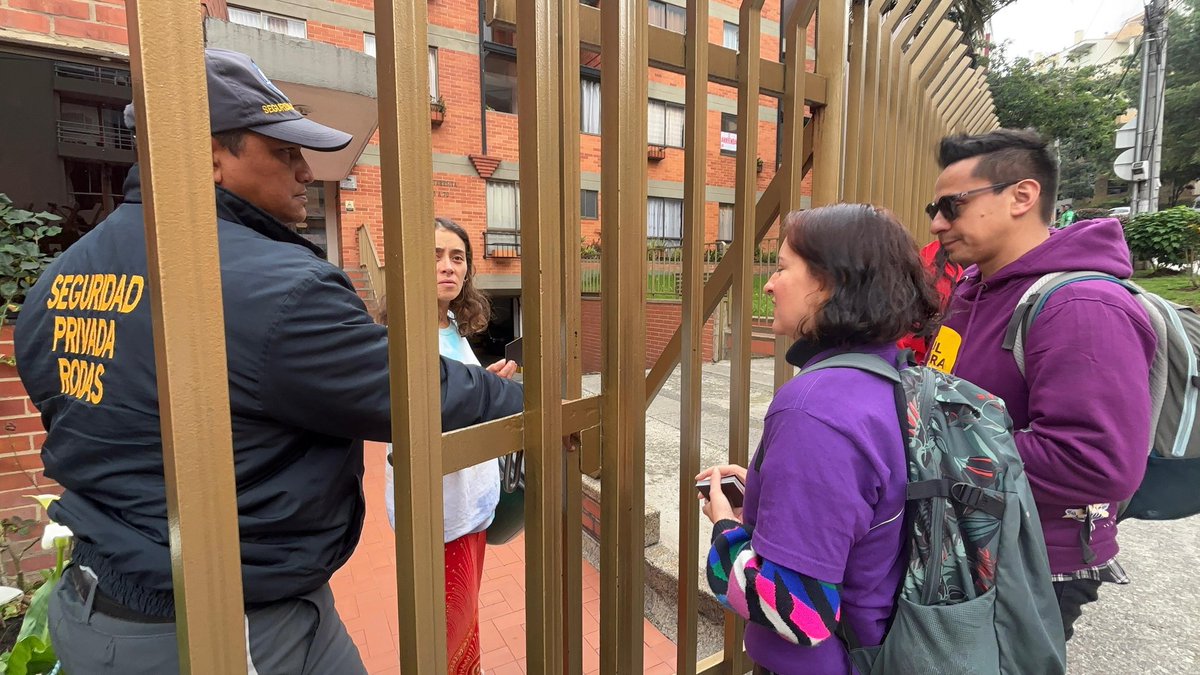BogotaEsCivica's tweet image. Puerta por puerta dialogamos y le agradecimos a las y los habitantes del barrio La Castellana y La Macarena quienes sacan sus residuos en la hora y el día correspondiente para cuidar su barrio y la ciudad . 🏠

#SinExcusas 
#SinTiNoPasa
