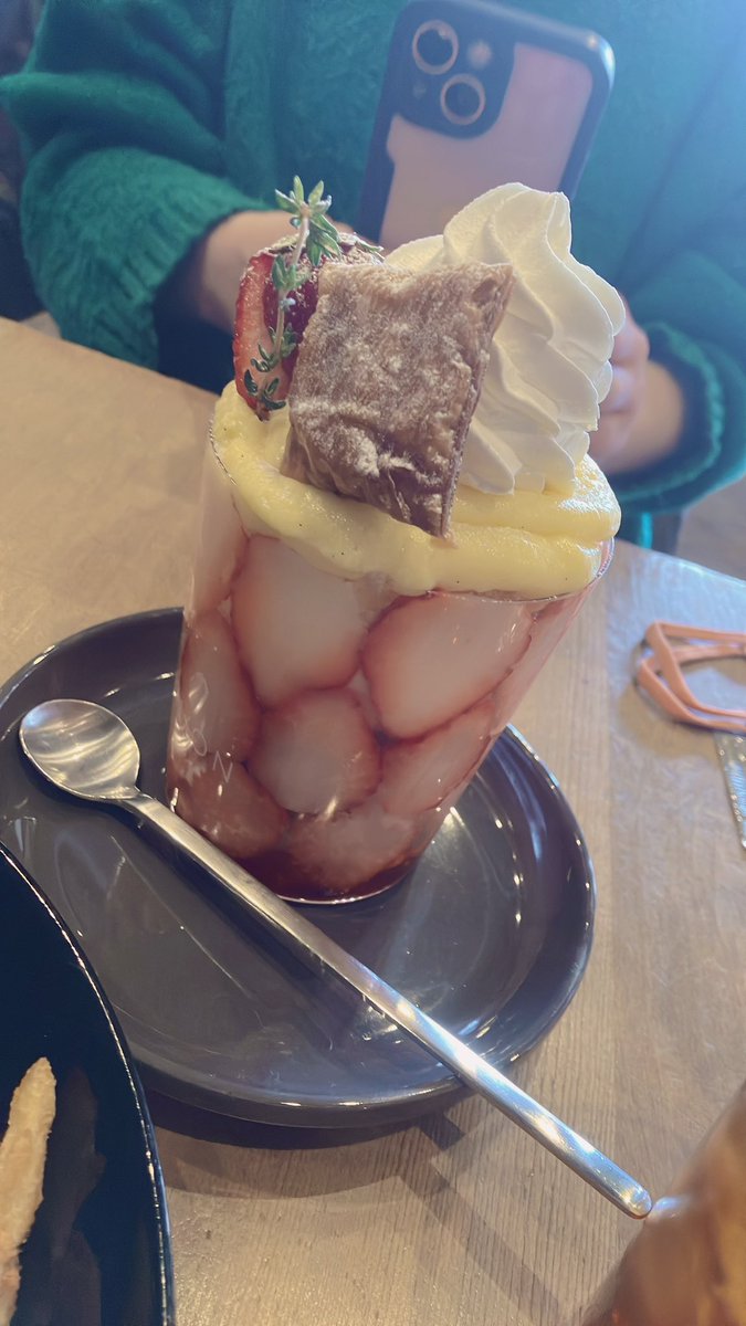 pirooo929's tweet photo. 大分デートDay2♨️
スタバのさくらラテ！桜の木になってて可愛い🌸
あんおんバーガーのチーズバーガーセットといちごパフェ！
めちゃ美味しかったまた行きたい🤤
温泉入って、映画観て、いっぱいお喋りして最高二日間やった🥰 https://t.co/WRYYtMvAVv