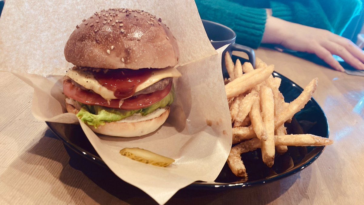 pirooo929's tweet photo. 大分デートDay2♨️
スタバのさくらラテ！桜の木になってて可愛い🌸
あんおんバーガーのチーズバーガーセットといちごパフェ！
めちゃ美味しかったまた行きたい🤤
温泉入って、映画観て、いっぱいお喋りして最高二日間やった🥰 https://t.co/WRYYtMvAVv