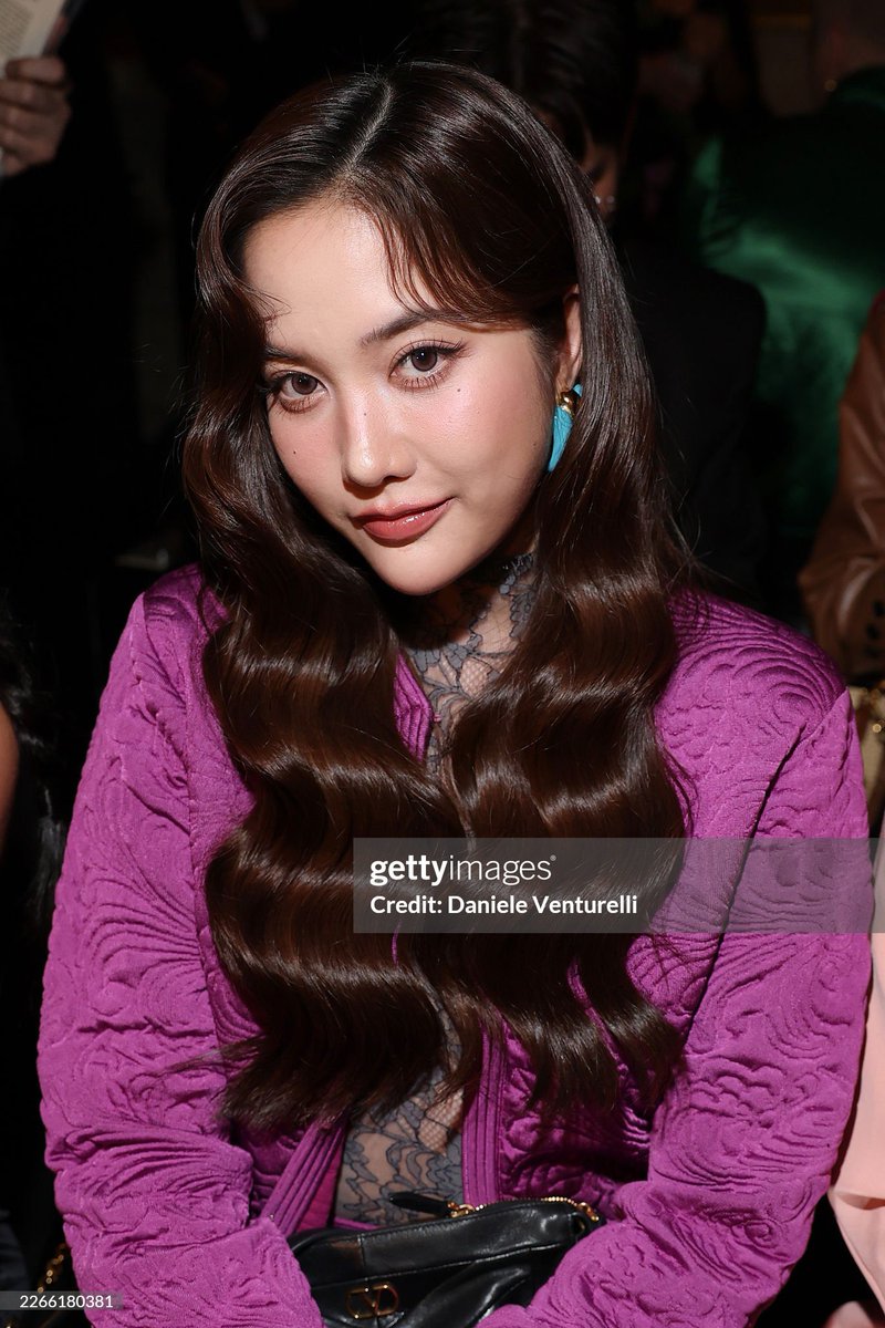 INFINITYENTTH's tweet photo. สวย ลึกล้ำ ปังไ่ม่หยุด กับ Brand Ambassador แห่ง @MaisonValentino อย่างสาว ‘ฟรีน สโรชา’ @srchafreen ขณะเข้าชม Maison Valentino Fall/Winter 2026–2027 Fashion Show เมื่อวันที่ 12 มีนาคม ที่ผ่านมา ณ ประเทศอิตาลี

SAROCHA AT VALENTINO FW 2026

#MaisonValentinoFW26XFreen
#ValentinoInterferenze
#srchafreen