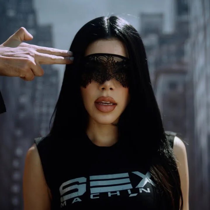 ¡Ya puedes activar las notificaciones para el video oficial de “Ruleta Rusa” en YouTube! 💛

— Disponible el 19 de Marzo!🦂