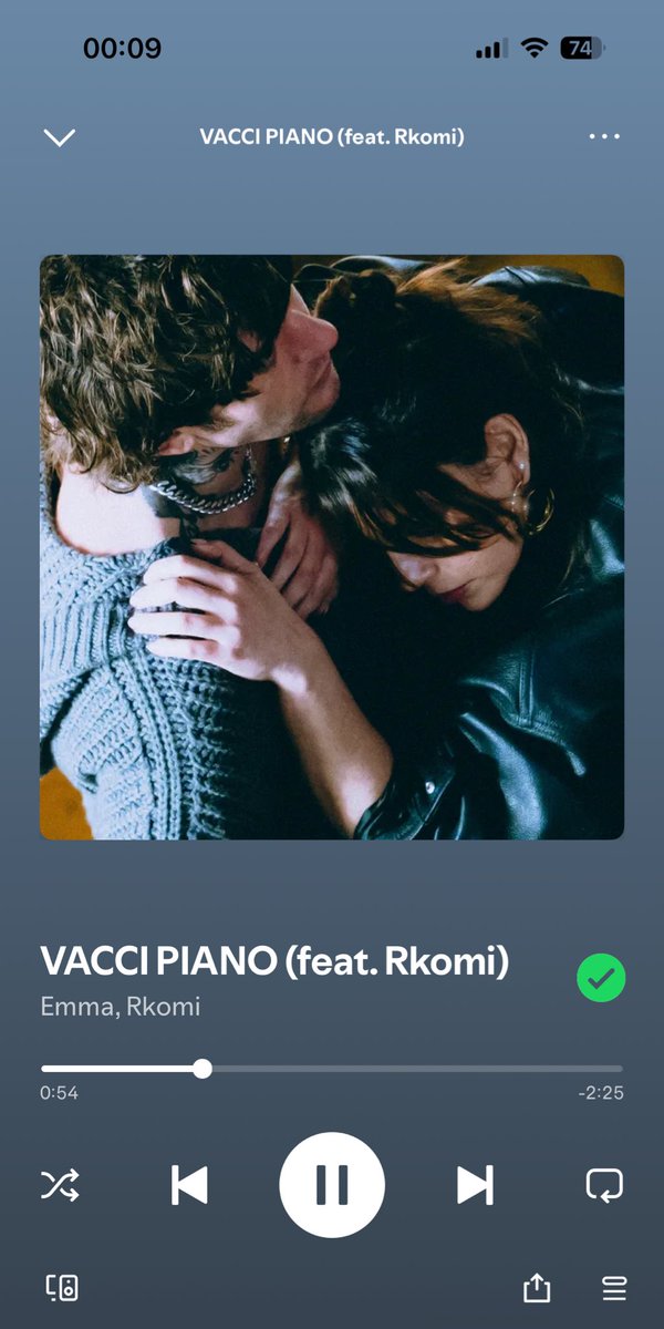 La voce di Emma in questa canzone è una carezza al cuore ancora di più.
Rkomi riesce ad incastrarsi in punta di piedi con eleganza. Insieme sono forti #Vaccipiano hai conquistato già tante persone…
Grazie per questo bellissimo gioiellino ♥️