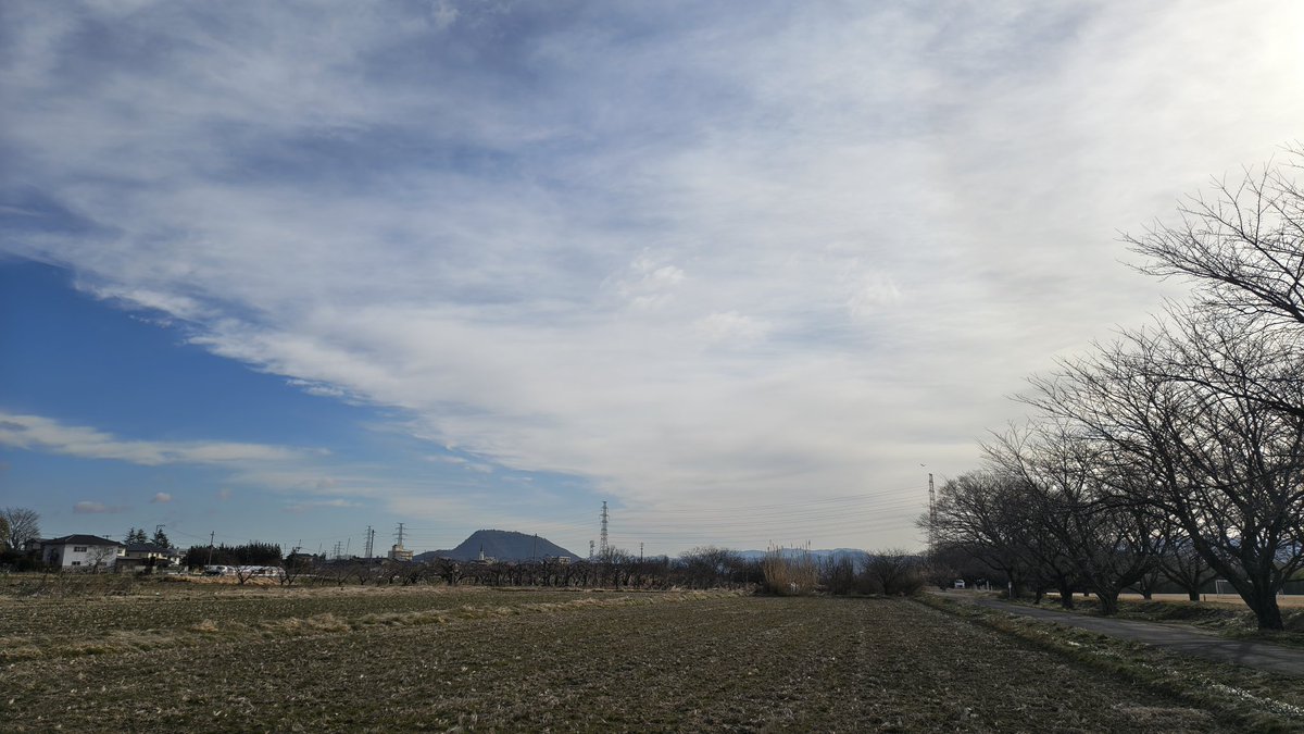 おはようございます⛅

薄く雲がかかり晴れ間もある通勤路🚗³₃
現在の気温は3度です日中の最高気温は10度の予報です
暖かくなりそうです😊
蕗の薹育ってましたそろそろつくしとかが出てきる頃ですかね？

皆さん健康第一で福のある素敵な1日を👋🥸
 #イマソラ
 #空ネット
 #福島市
 #福の空